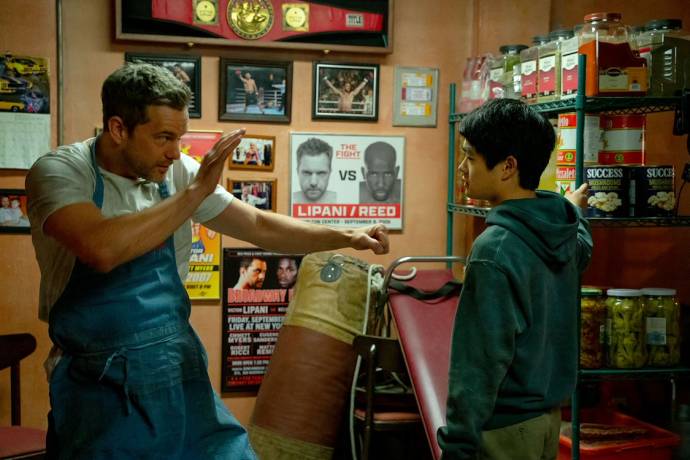 Joshua Jackson (Victor) en Ben Wang