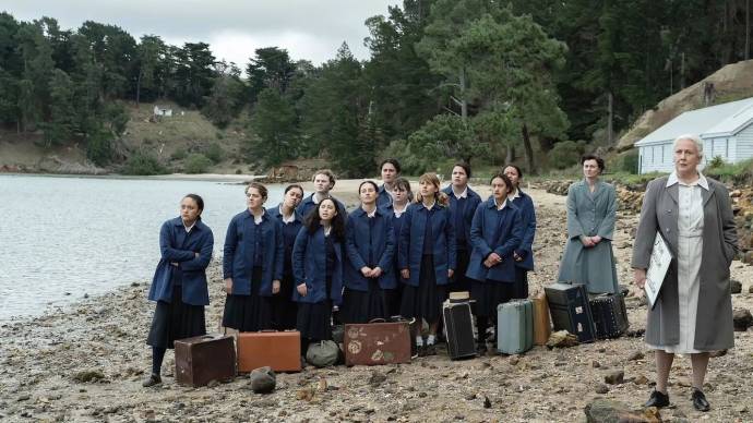 Manaia Hall (Daisy), Erana James (Nellie) en Nathalie Morris (Lou)