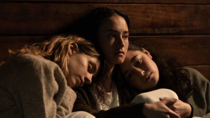 Manaia Hall (Daisy), Nathalie Morris (Lou) en Erana James (Nellie)