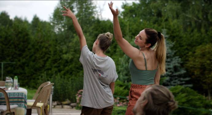 Gelmine Glemzaite (Ernesta), Agne Kaktaite (Juste) en Paulius Markevicius (Lukas)