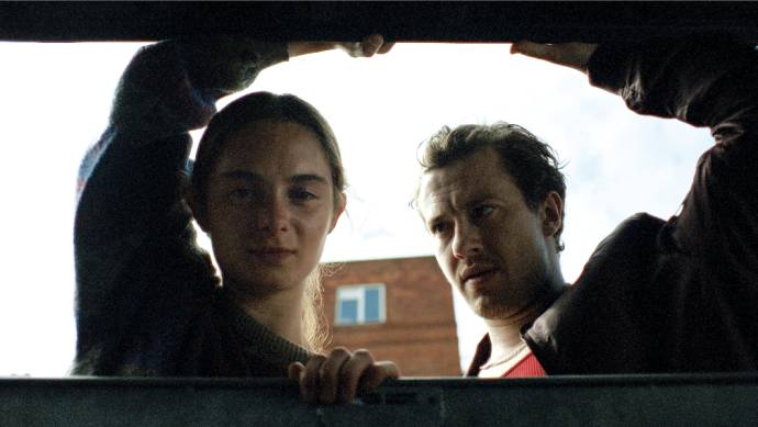 Saura Lightfoot-Leon (Maria (as Saura Lightfoot Leon)) en Joseph Quinn (Michael)
