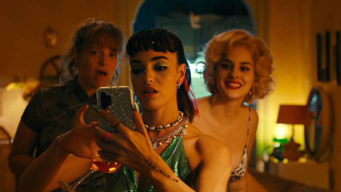 Sandra Codrean (Nicole), Souheila Yacoub (Ruby) en Noémie Merlant (Elise)