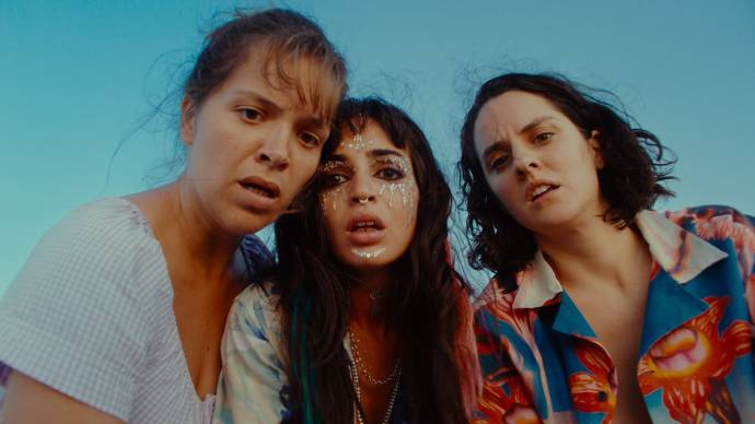Sandra Codrean (Nicole), Souheila Yacoub (Ruby) en Noémie Merlant (Elise)