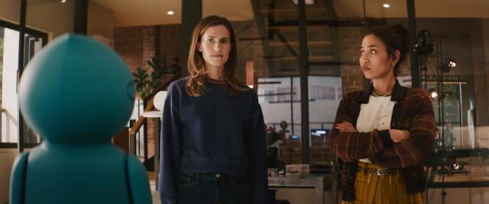 Amie Donald (M3GAN), Allison Williams (Gemma) en Jen Van Epps (Tess) in M3GAN 2.0