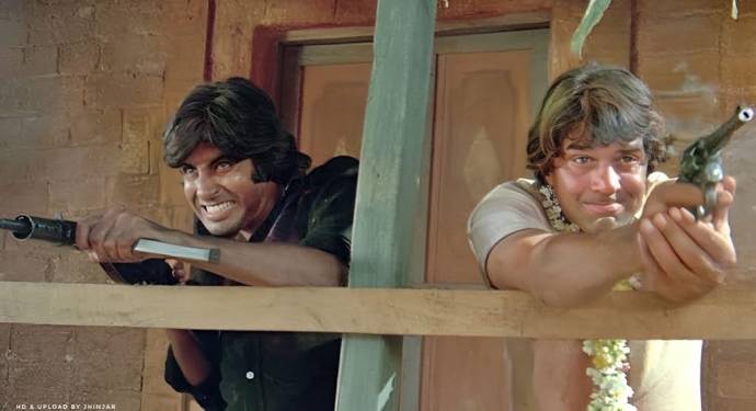 Amitabh Bachchan (Jai (Jaidev)) en Dharmendra (Veeru)
