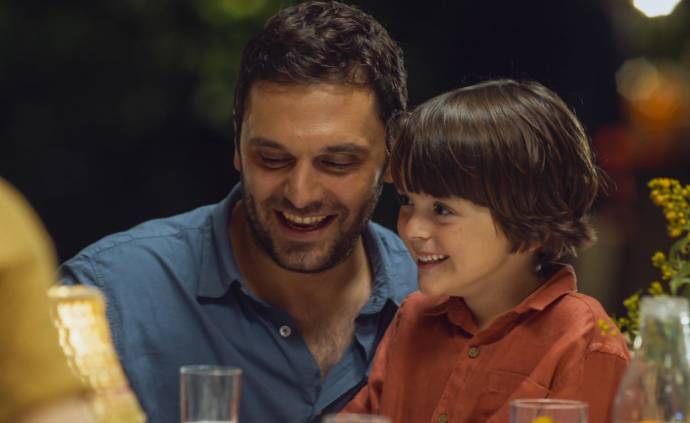 Pio Marmaï (Alex Perthuis) en César Botti (Elliott)