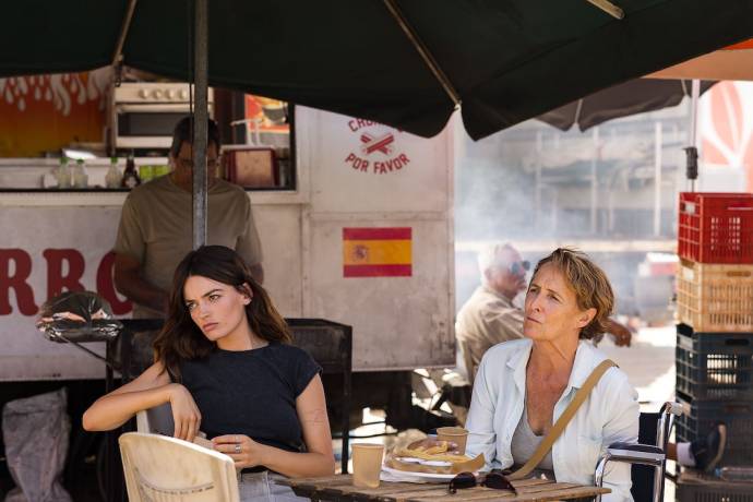 Emma Mackey (Sofia) en Fiona Shaw (Rose)