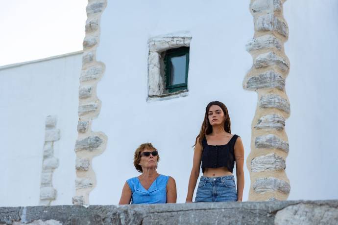 Fiona Shaw (Rose) en Emma Mackey (Sofia)