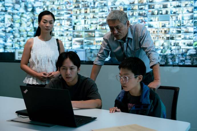 Vera Chen (Shuping), Chien-Ho Wu (Junyang), Pete Teo (Officer Zheng) en Anicca Panna (Peiying) in Stranger Eyes