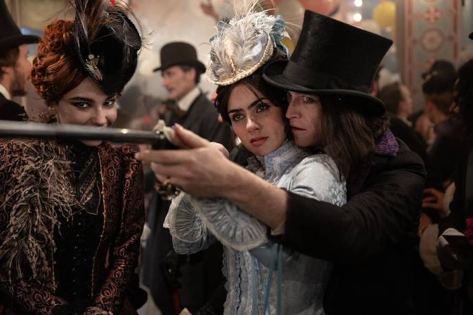 Zoë Bleu Sidel, Matilda De Angelis (Maria) en Caleb Landry Jones (Dracula) in Dracula