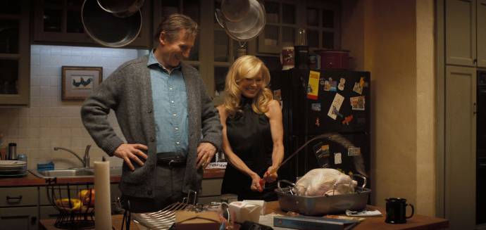 Liam Neeson (Frank Drebin Jr.) en Pamela Anderson (Beth)