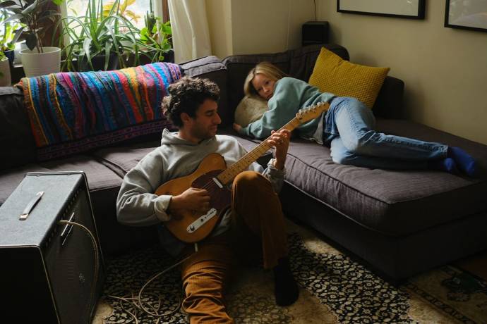 Mounir Al Shami (Samir) en Deragh Campbell (Mara)