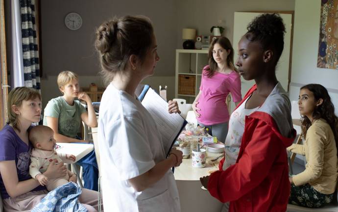 Babette Verbeek (Jessica), Janaina Halloy (Ariane), Mathilde Legrand (Lucie, Ã©ducatrice), Elsa Houben (Julie), Lucie Laruelle (Perla) en Samia Hilmi (NaÃ¯ma) in Jeunes mères