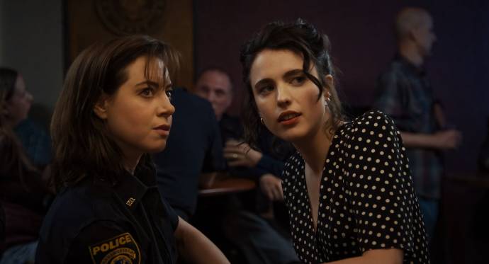 Aubrey Plaza (MG) en Margaret Qualley (Honey O'Donahue) in Honey Don't!