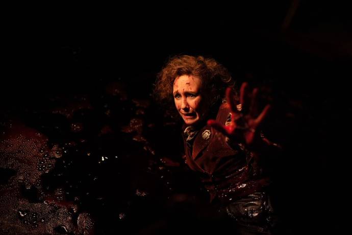 Vera Farmiga (Lorraine Warren)