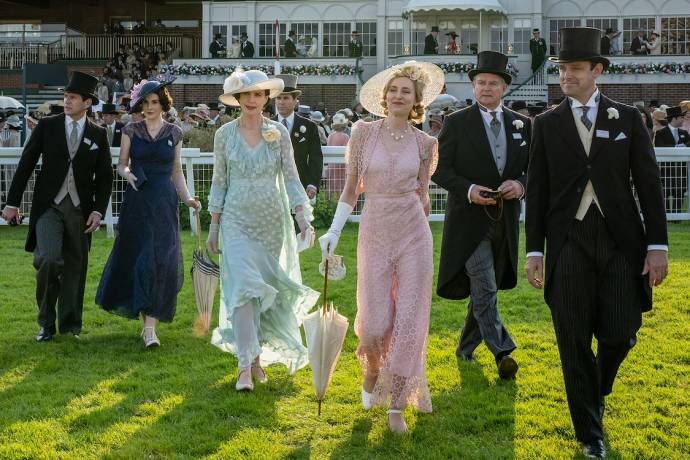 Michelle Dockery (Lady Mary Talbot), Elizabeth McGovern (Lady Cora Grantham), Laura Carmichael (Lady Edith Pelham), Hugh Bonneville (Lord Robert Grantham) en Harry Hadden-Paton (Bertie Hexham)