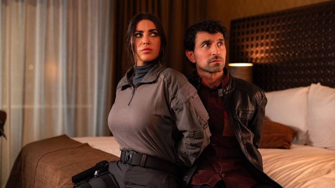 Yolanthe Cabau (Luna Aslan) en Sinan Eroglu (Emre)