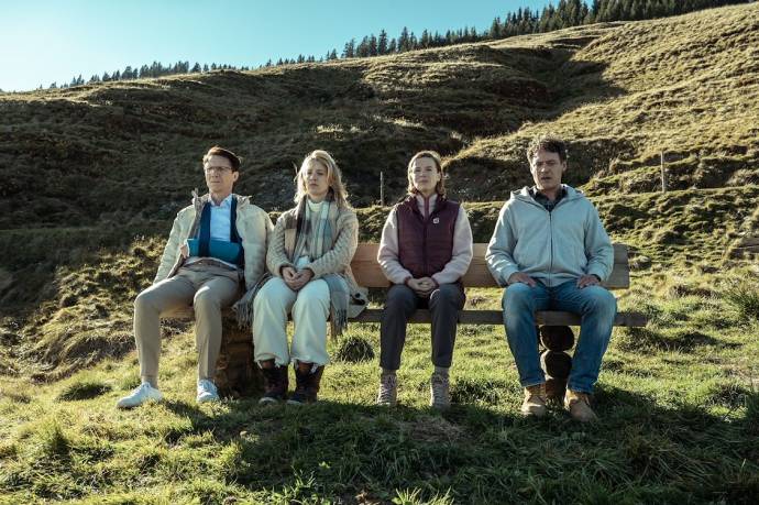 Valentijn Dhaenens (Eric), Noortje Herlaar (Gwen), Thekla Reuten (Anouk) en Fedja van Huêt (Danny)