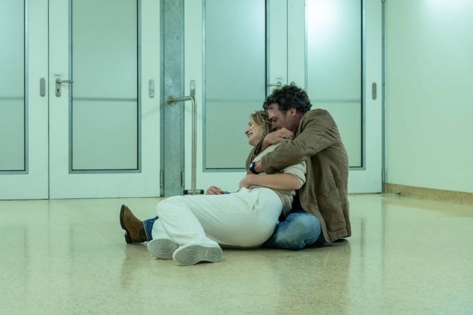 Thekla Reuten (Anouk) en Fedja van Huêt (Danny)
