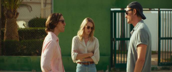 Jack Farthing (Dave), Stacy Martin (Anne) en Sam Riley (Tom) in Islands