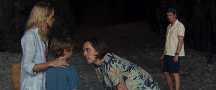 Stacy Martin (Anne), Dylan Torrell (Anton), Jack Farthing (Dave) en Sam Riley (Tom) in Islands