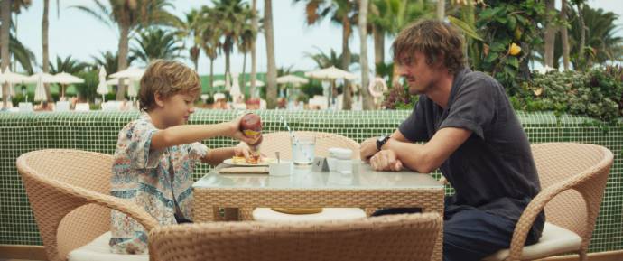 Dylan Torrell (Anton) en Sam Riley (Tom) in Islands