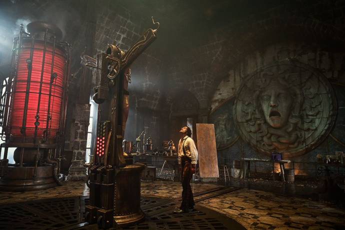 Jacob Elordi (The Creature) en Oscar Isaac (Dr. Victor Frankenstein) in Frankenstein