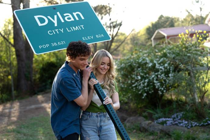 Mason Thames (Miller Adams) en Mckenna Grace (Clara Grant)