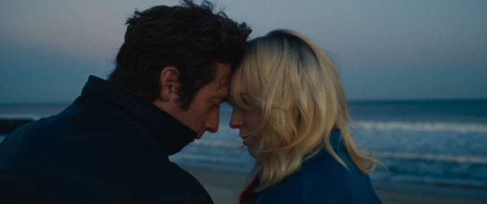 Jeremy Allen White (Bruce Springsteen) en Odessa Young (Faye)