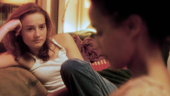 Ella Øverbye (Johanne) en Selome Emnetu (Johanna)