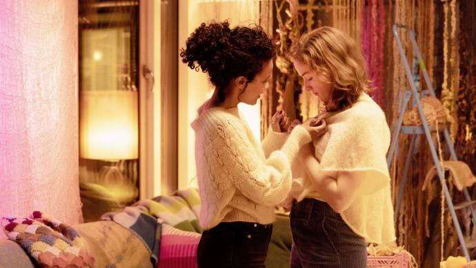 Selome Emnetu (Johanna) en Ella Øverbye (Johanne)