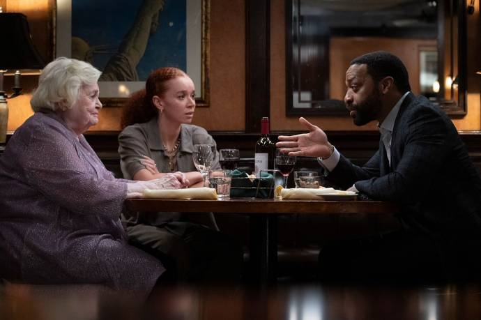 June Squibb (Eleanor), Erin Kellyman (Nina) en Chiwetel Ejiofor (Roger)
