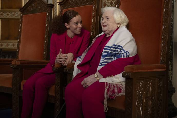 Erin Kellyman (Nina) en June Squibb (Eleanor)