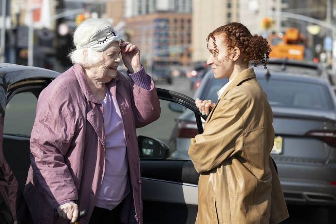June Squibb (Eleanor) en Erin Kellyman (Nina)