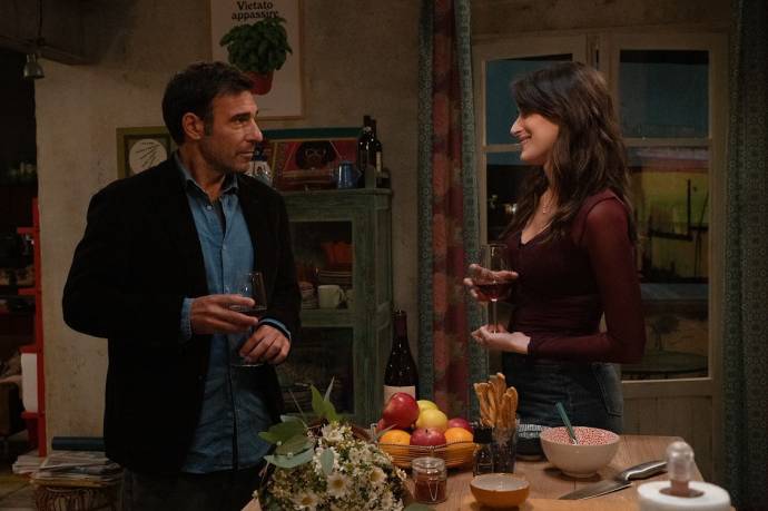 Edoardo Leo (Piero) en Pilar Fogliati (Lara) in Follemente