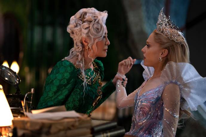 Michelle Yeoh (Madame Morrible) en Ariana Grande (Glinda)
