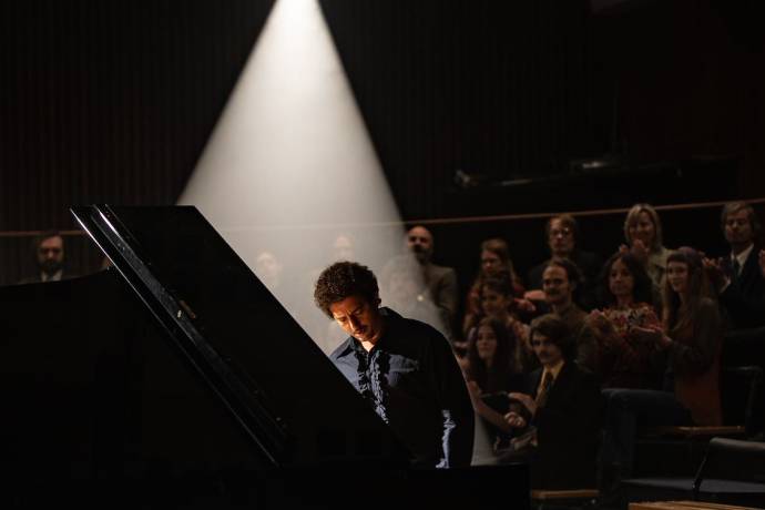 John Magaro (Keith Jarrett)