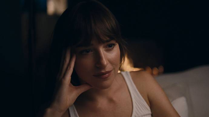 Dakota Johnson (Julie)