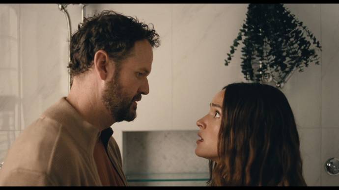 Kyle Marvin (Carey) en Adria Arjona (Ashley)