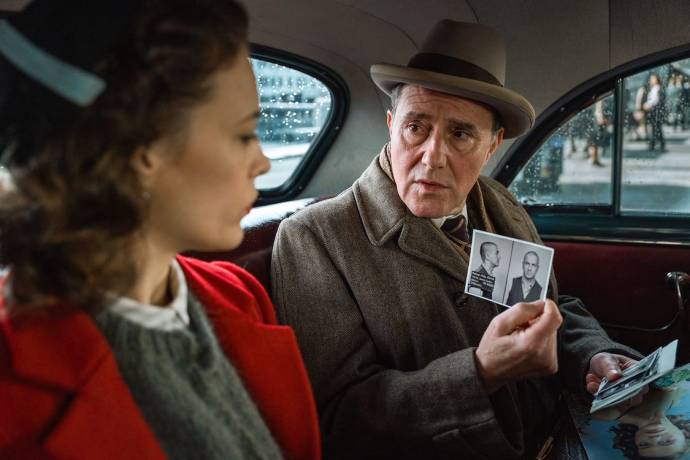 Paula Beer (Julika Stiller-Tschudy) en Stefan Kurt (Dr. Bohnenblust)