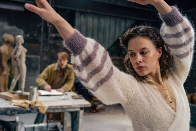 Maximilian Simonischek (Rolf) en Paula Beer (Julika Stiller-Tschudy)