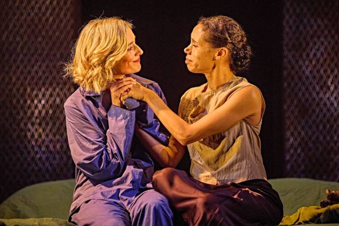 Caitlin FitzGerald en Vinette Robinson