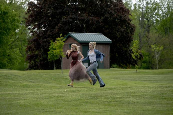 Samara Weaving (Grace MacCaulley) en Kathryn Newton (Faith MacCaulley)