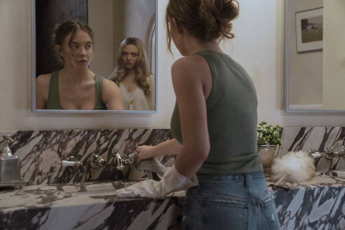 Sydney Sweeney (Millie) en Amanda Seyfried (Nina)