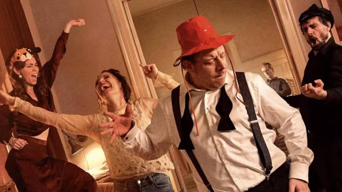 Birgitte Hjort Sørensen (Charlotte), Tuva Novotny (Nomi), Anders W. Berthelsen (Jens), Lars Brygmann (Finn) en Christian Tafdrup (Kris)