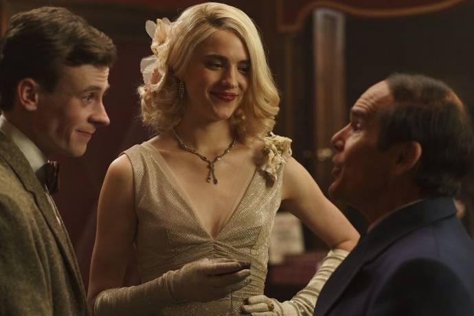 Ethan Hawke (Lorenz Hart), Giles Surridge (Sven) en Margaret Qualley (Elizabeth Weiland) in Blue Moon