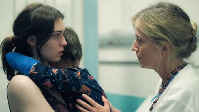 Anamaria Vartolomei (Rebecca) en Léa Drucker (Lucy)