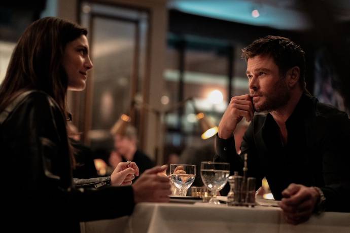Monica Barbaro (Maya) en Chris Hemsworth (Mike Davis)