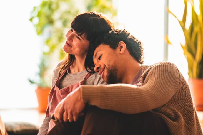 Zoey Deutch (Olivia) en Jaboukie Young-White (Greg)