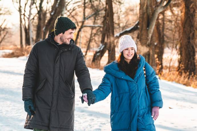 Jonah Hauer-King (Connor) en Zoey Deutch (Olivia)